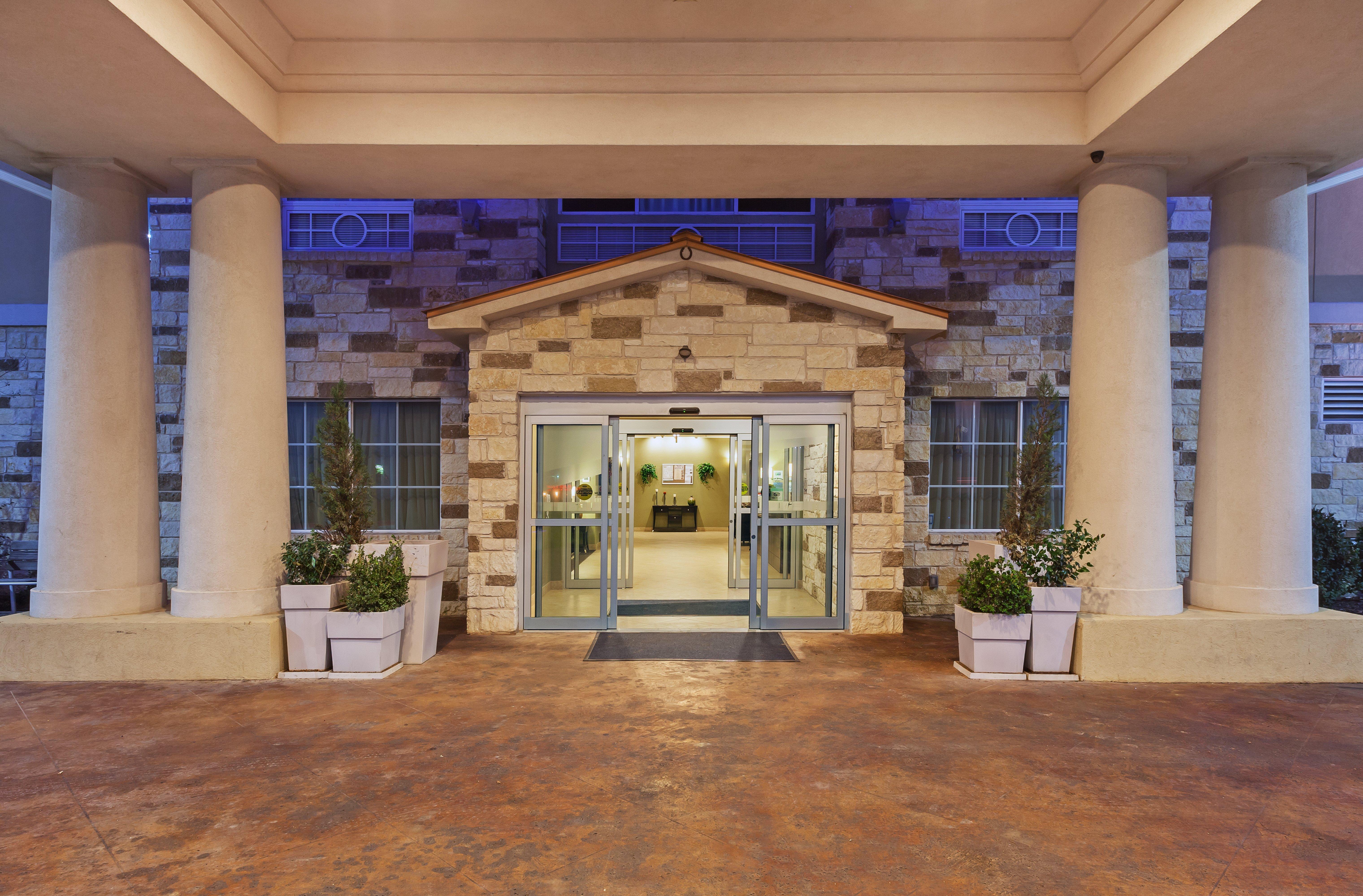 Holiday Inn Express & Suites Brady By Ihg Luaran gambar