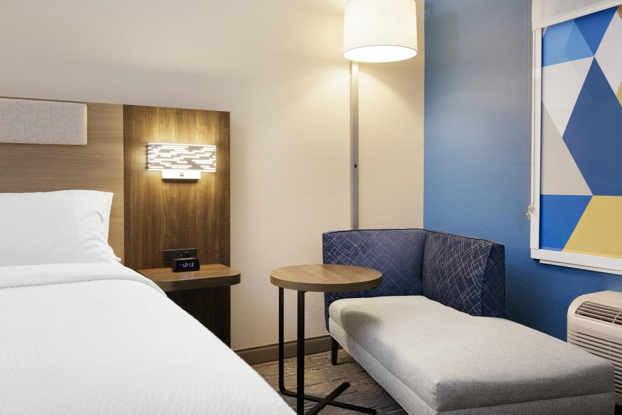 Holiday Inn Express & Suites Brady By Ihg Luaran gambar