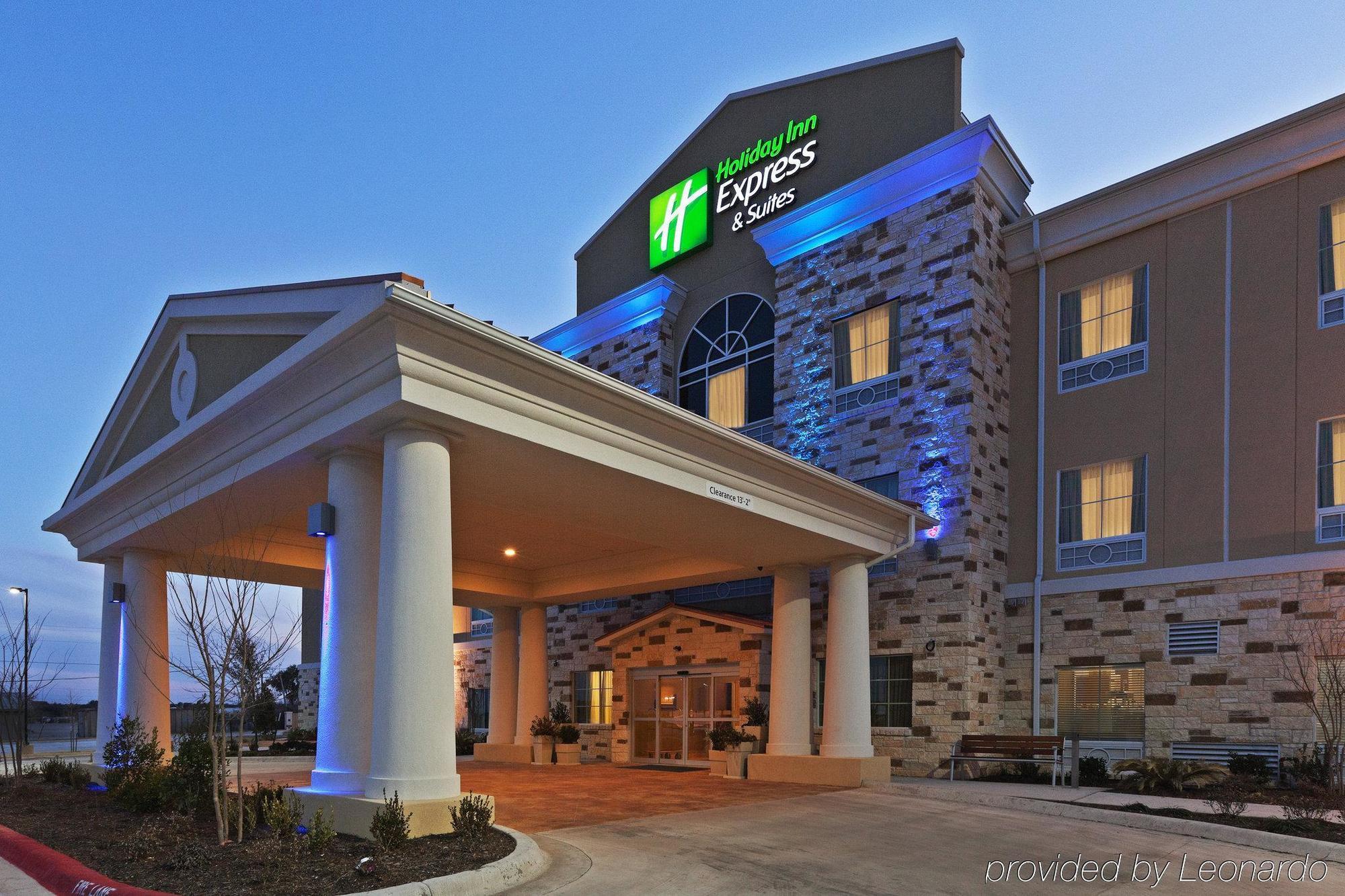 Holiday Inn Express & Suites Brady By Ihg Luaran gambar