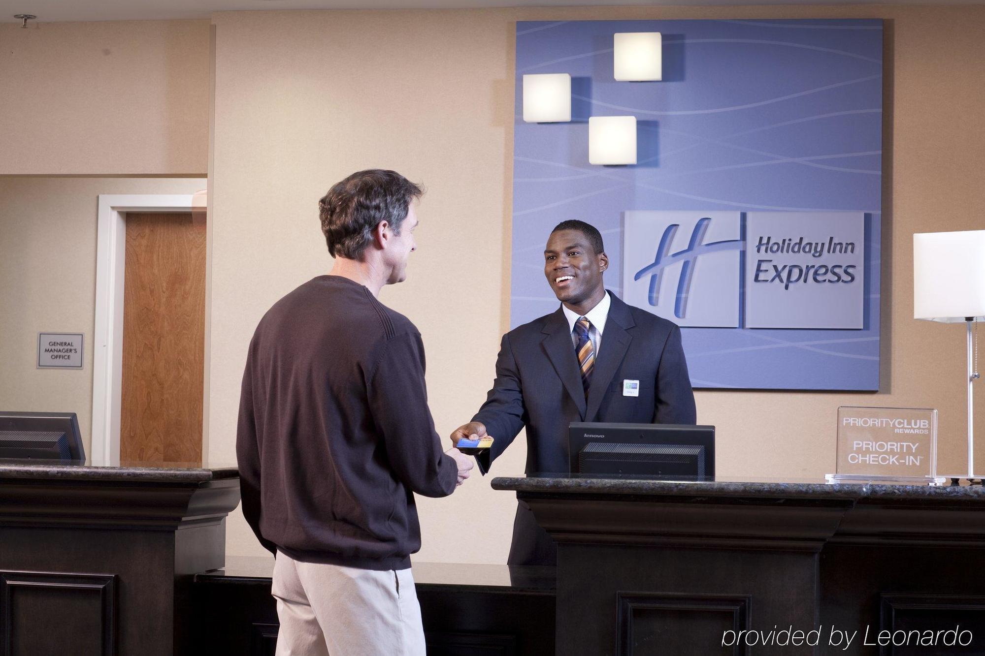 Holiday Inn Express & Suites Brady By Ihg Dalaman gambar