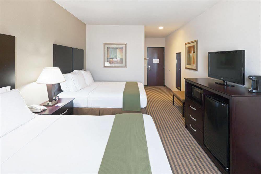 Holiday Inn Express & Suites Brady By Ihg Luaran gambar